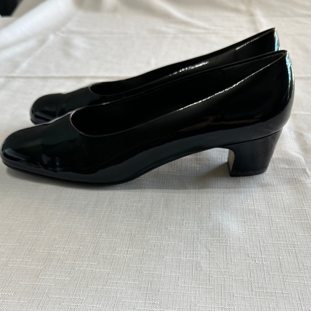 Auditions Shiny Black Pumps - Picture 2 of 3